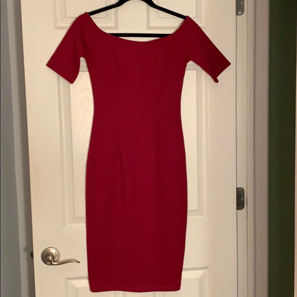 Never worn! Zipper up back
